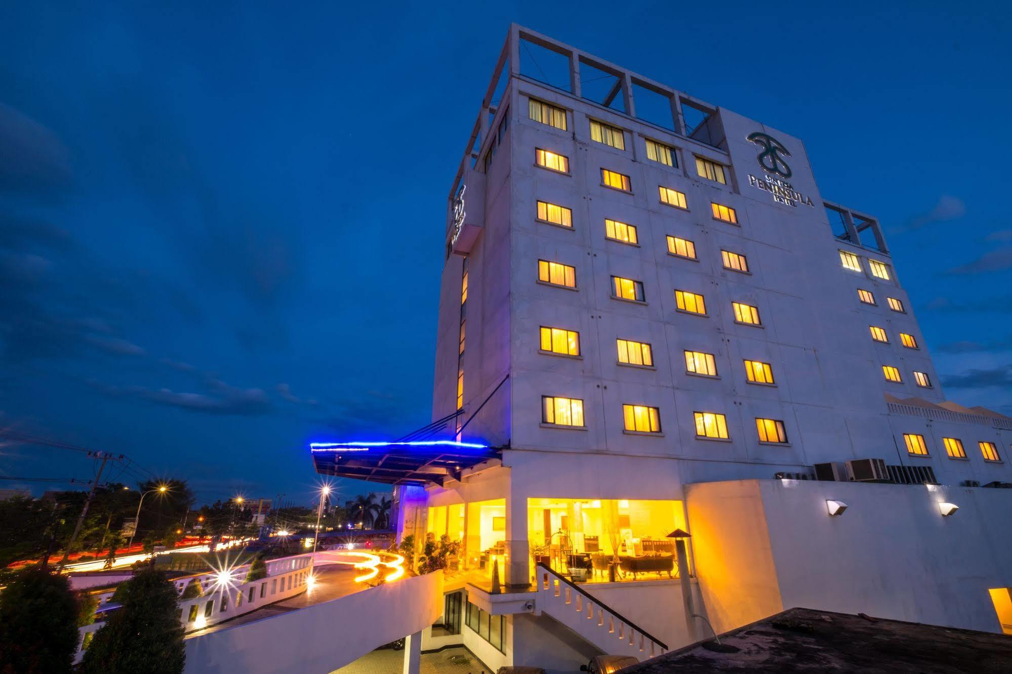 Sintesa Peninsula Hotel Palembang Exterior foto
